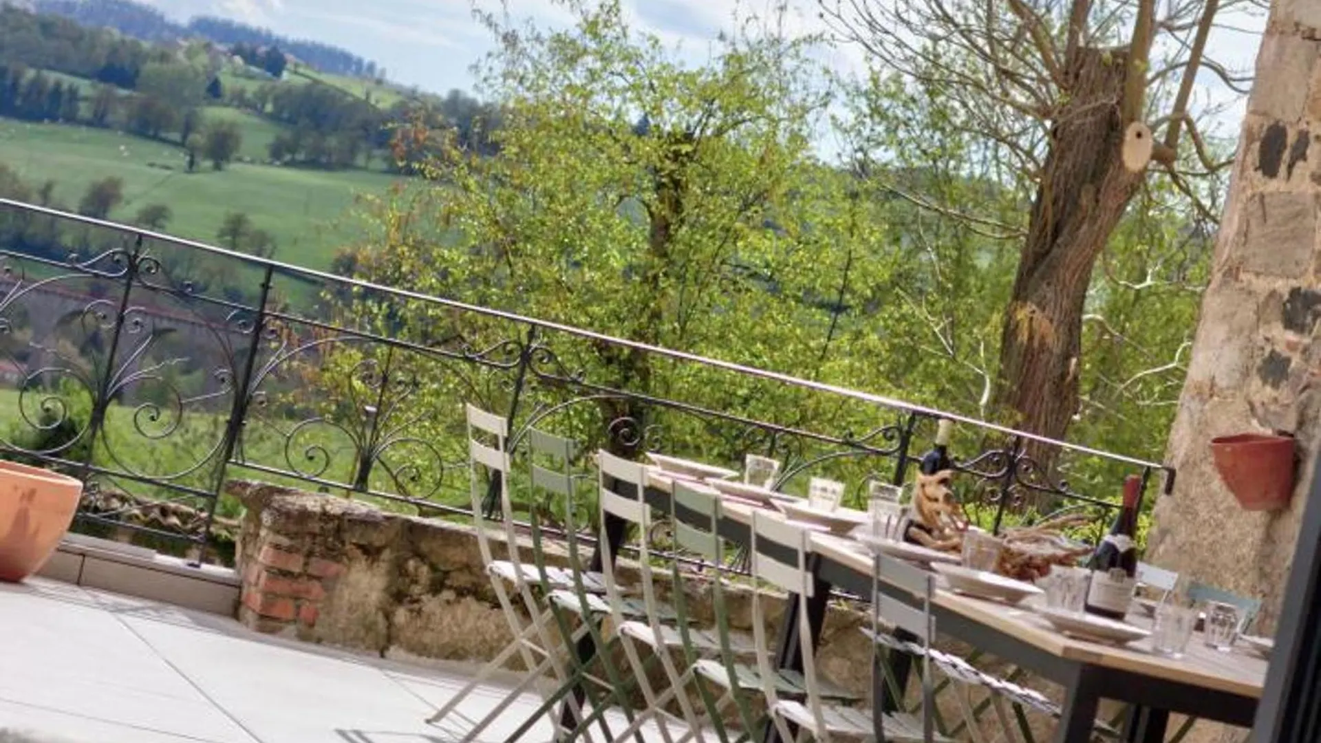 Maison Mitoyenne Spacieuse Avec Jardin, Terrasse Et Internet - Fr-1-496-312 Saint-Symphorien-de-Lay 0*,  France